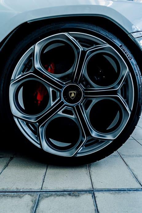 Шины Pirelli на Lamborghini Countach