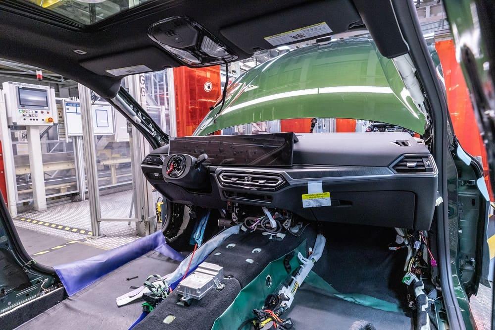 новый электрокар BMW i4 сборка салона