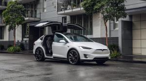 Автомобили Tesla продают в России без USB-портов