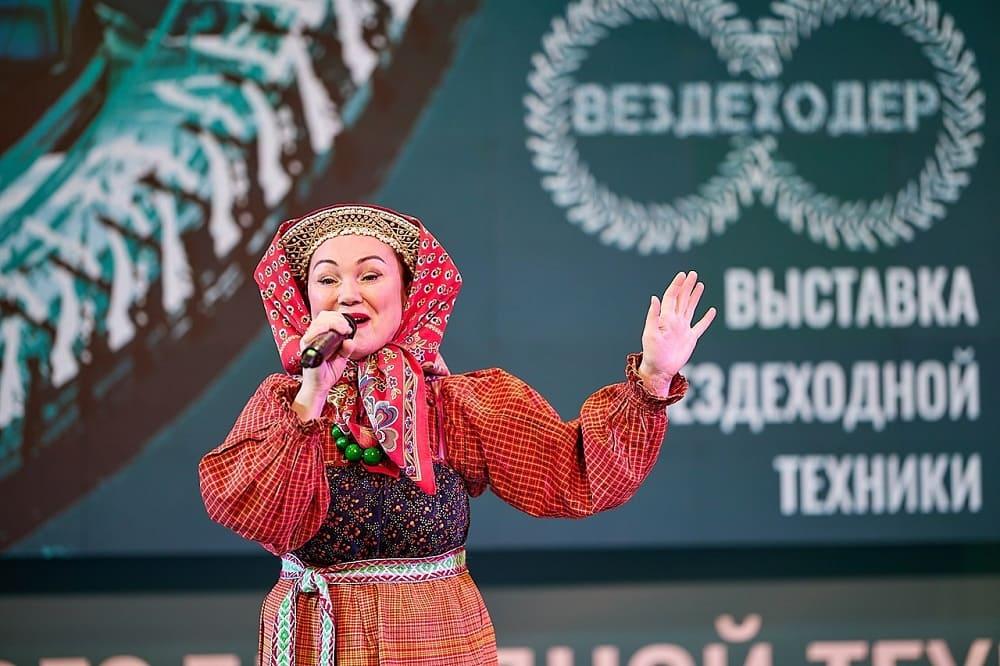 На сцене для гостей фестиваля проходили специальные выступления