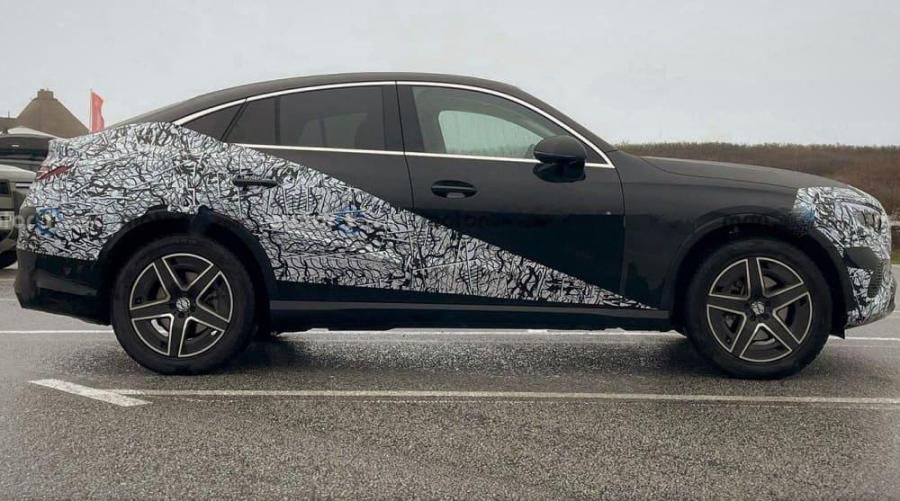 На парковке замечен новый Mercedes-Benz GLC coupe 2024