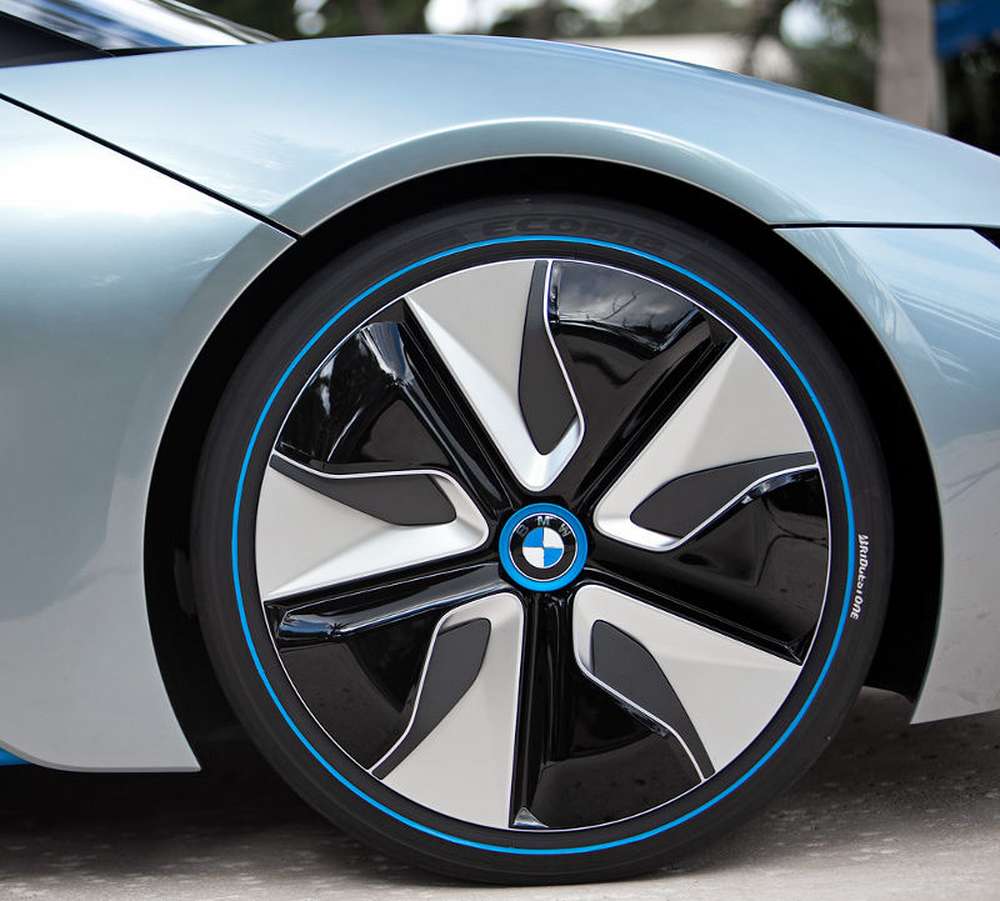 Электромобиль BMW i3 обули в супер безопасную резину