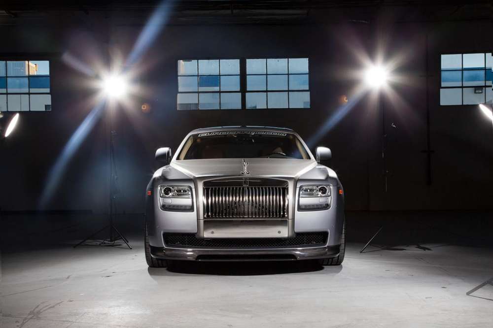 В Китае Toyota Corolla врезалась в Rolls Royce Ghost