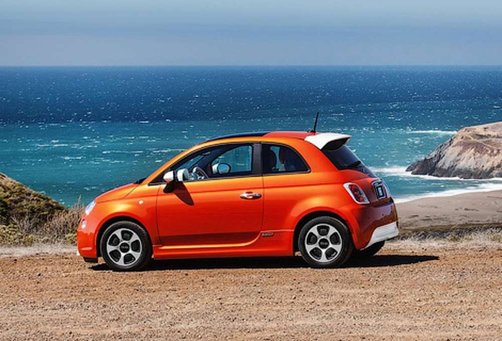 Глава Fiat попросил не покупать электрический хэтчбек 500