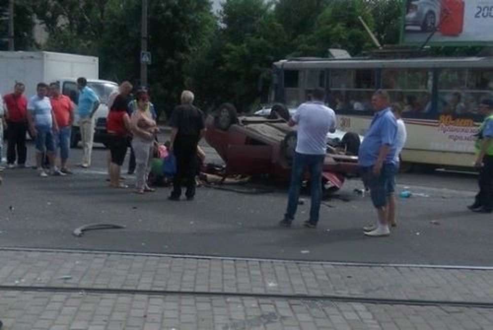 ДТП в Луганске: маршрутка опрокинула Таврию