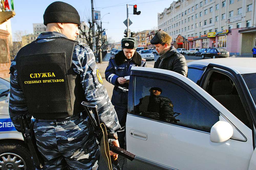 Полицейские лично навестят водителей-должников