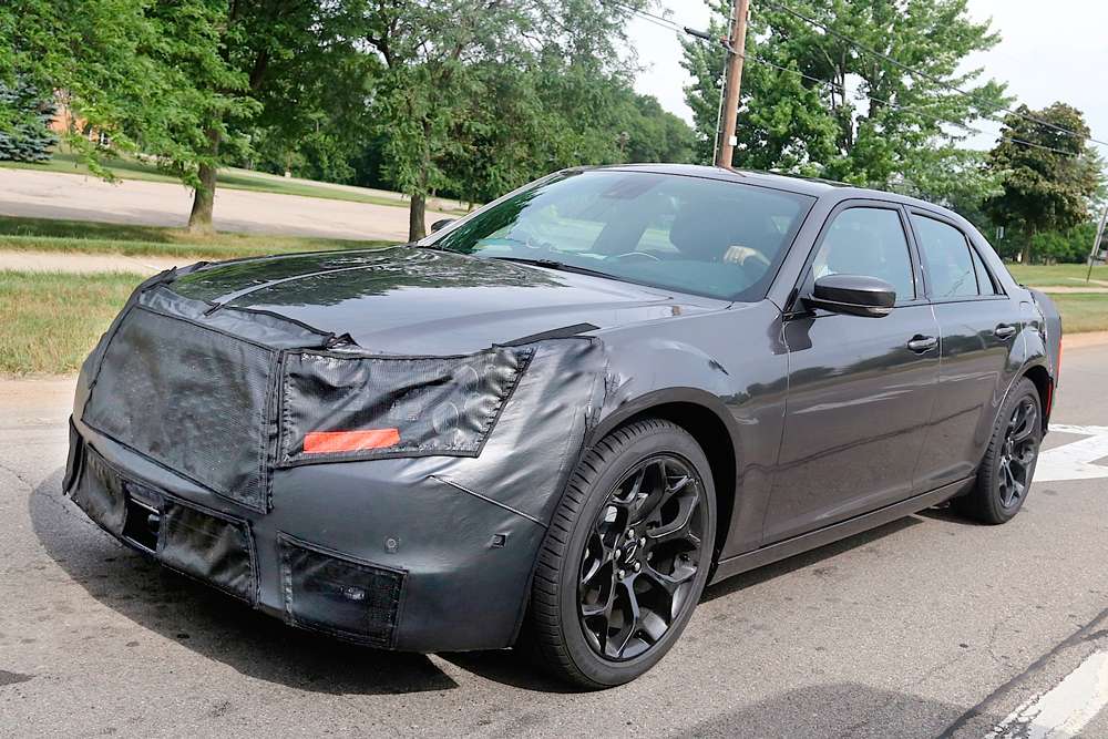 Опубликованы первые шпионские снимки фэйслифтингового Chrysler 300 2015