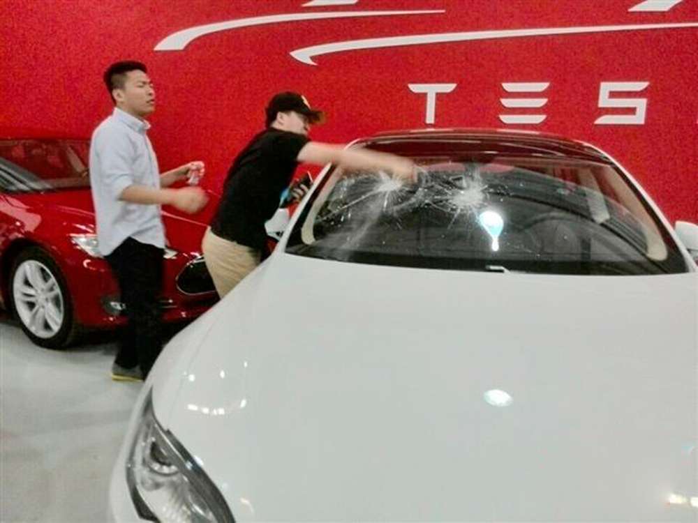 В Китае разбили электрокар Tesla: покупатель выместил ярость на машине
