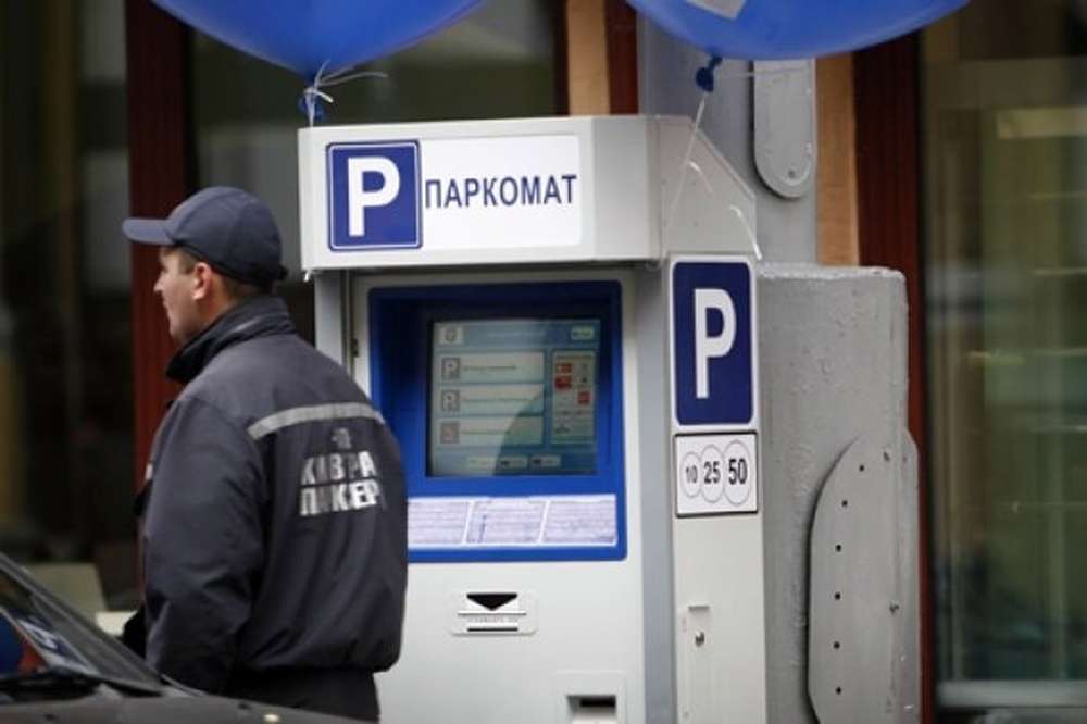 В Киеве парковщикам запретили брать плату наличными