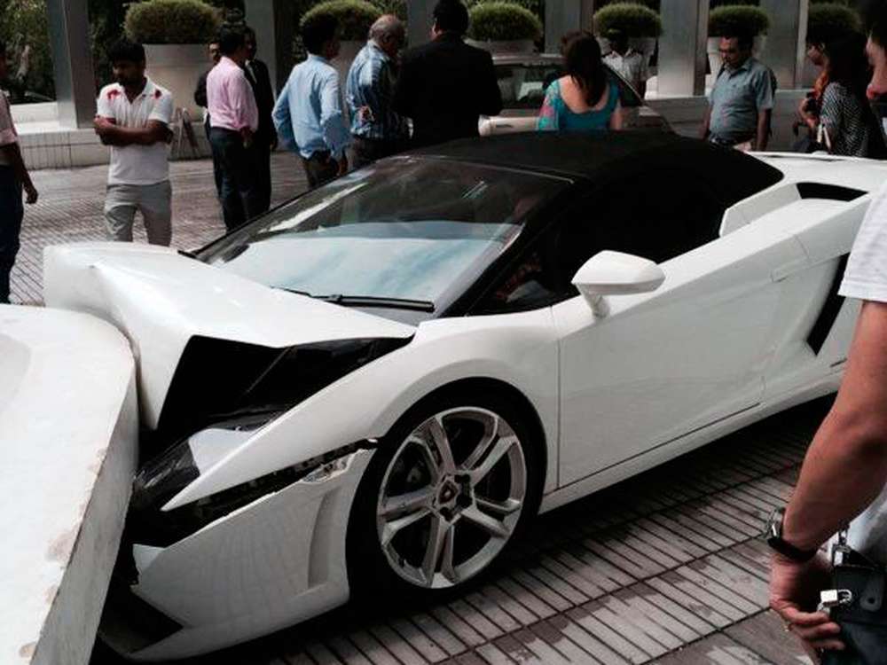 В Индии парковщик «припарковал» Lamborghini Gallardo Spyder в бетонное ограждение