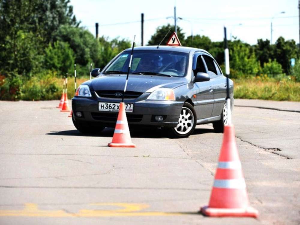 С осени в автошколах начнут учить по-новому
