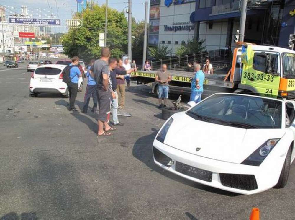В Киеве водитель Lamborghini нарушил правила и разбился