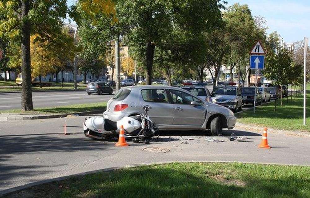 В Минске мотоцикл врезался в поворачивавшую Peugeot