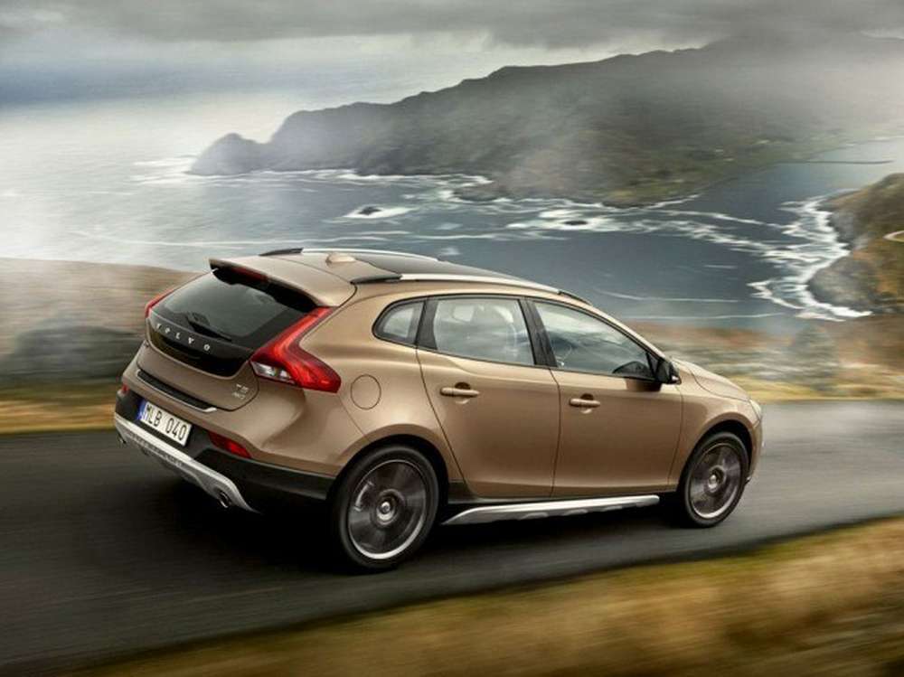 Вседорожник Volvo S60 Cross Country попался без камуфляжа