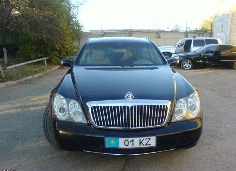 Назарбаев подарил автомобили лучшим казахстанским семьям