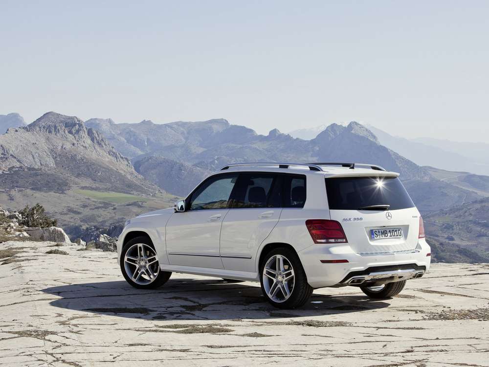 Новый кроссовер Mercedes-Benz GLK снял тяжелую маскировку