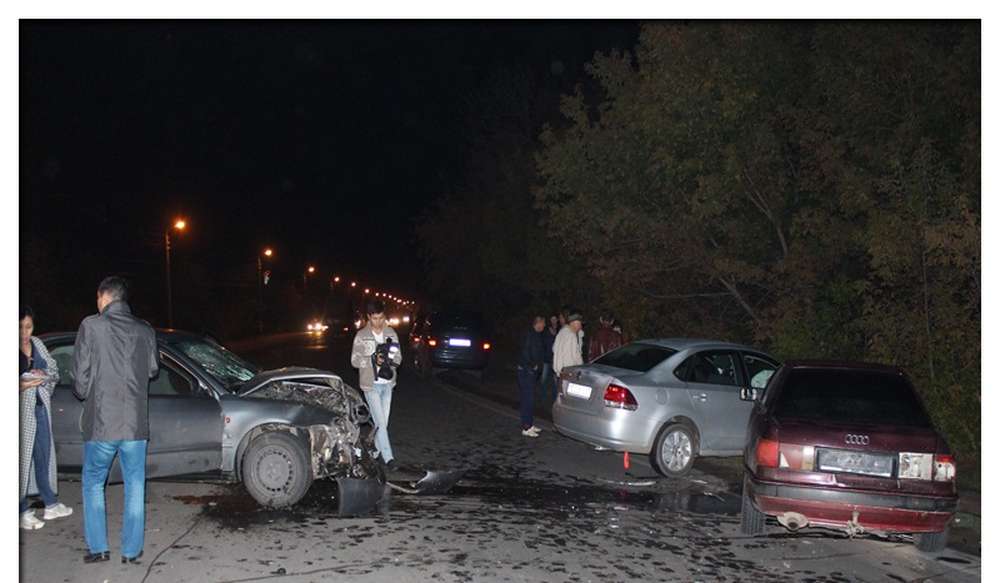 В Уральске в ДТП с участием трех машин пострадала девушка