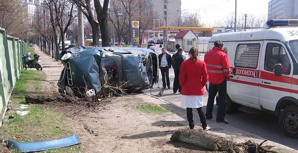 ДТП в Харькове: Daewoo Lanos врезался в КамАЗ - водитель чудом выжил