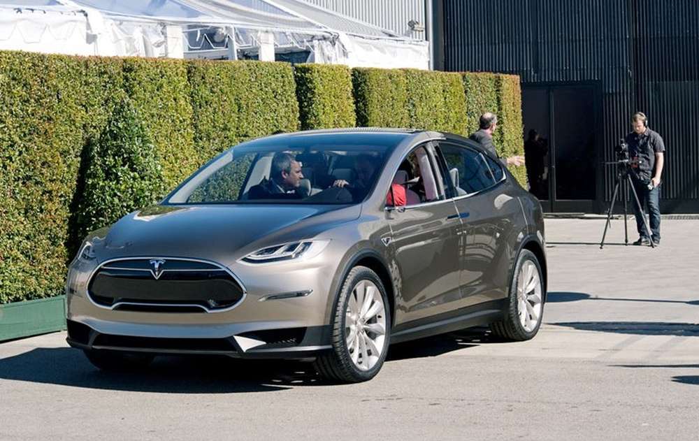 Tesla показала тизер новой модели