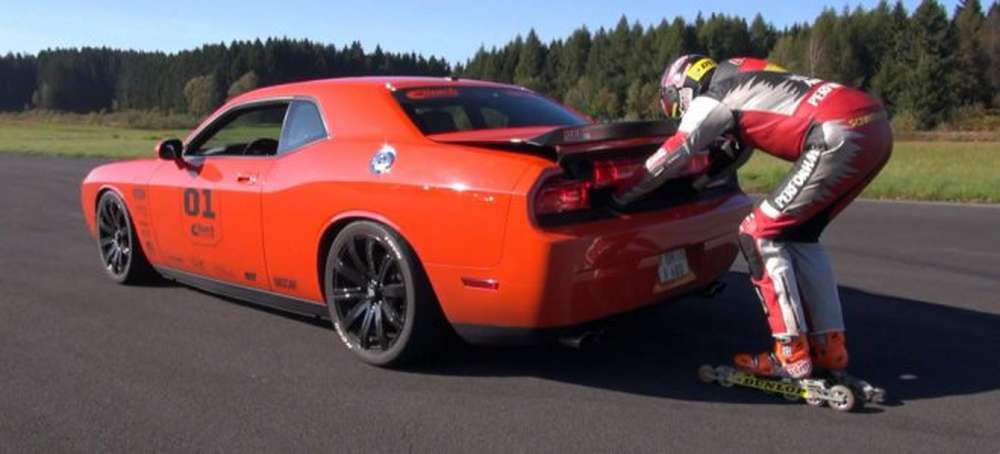 Знаменитый роллер набрал 200 км/ч, уцепившись за 600-сильный Dodge