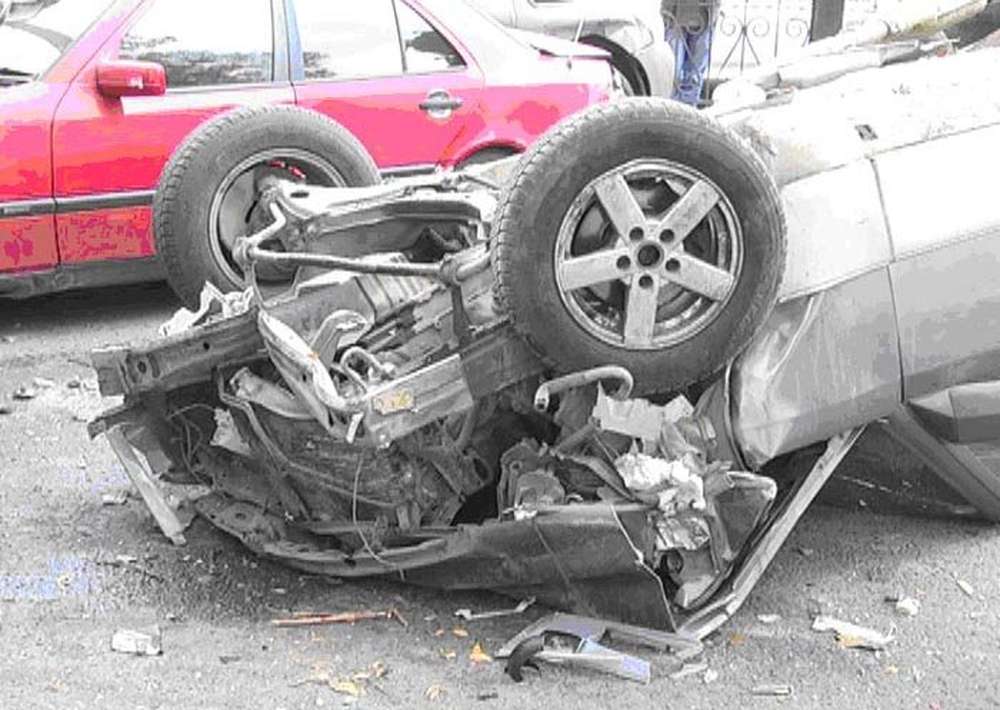 В Алматы погибшего водителя извлекали из авто с помощью спасателей