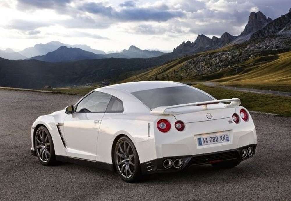 Появились шпионские фото тестового Nissan GT-R