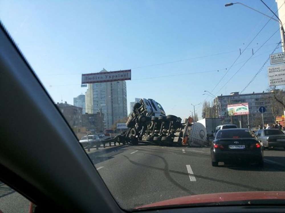 В Киеве перевернулась цистерна, на Святошино - пробки