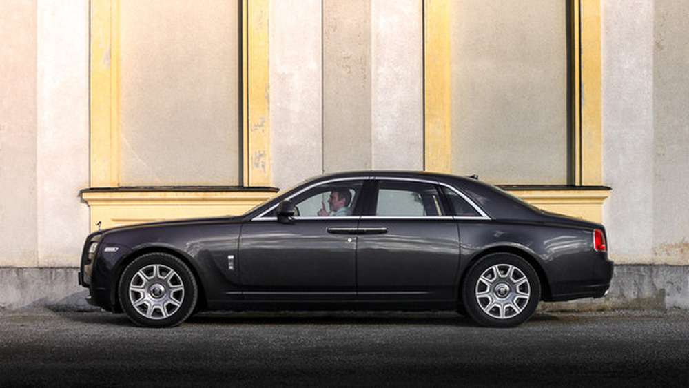 Богатым казахстанцам предлагают пересесть на Rolls-Royce