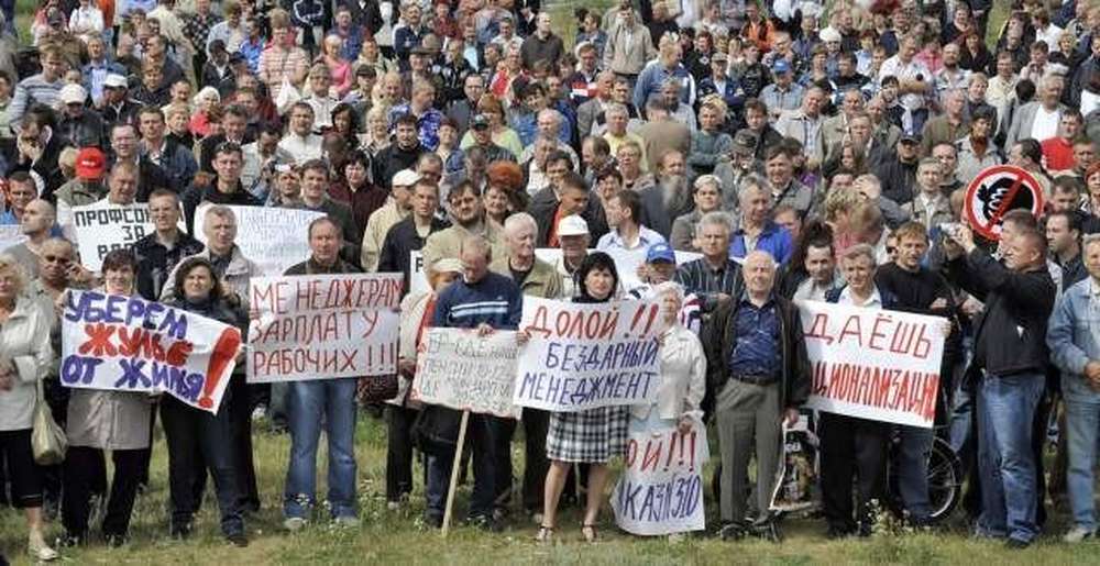 Работники АвтоВАЗа вышли на митинг в Тольятти
