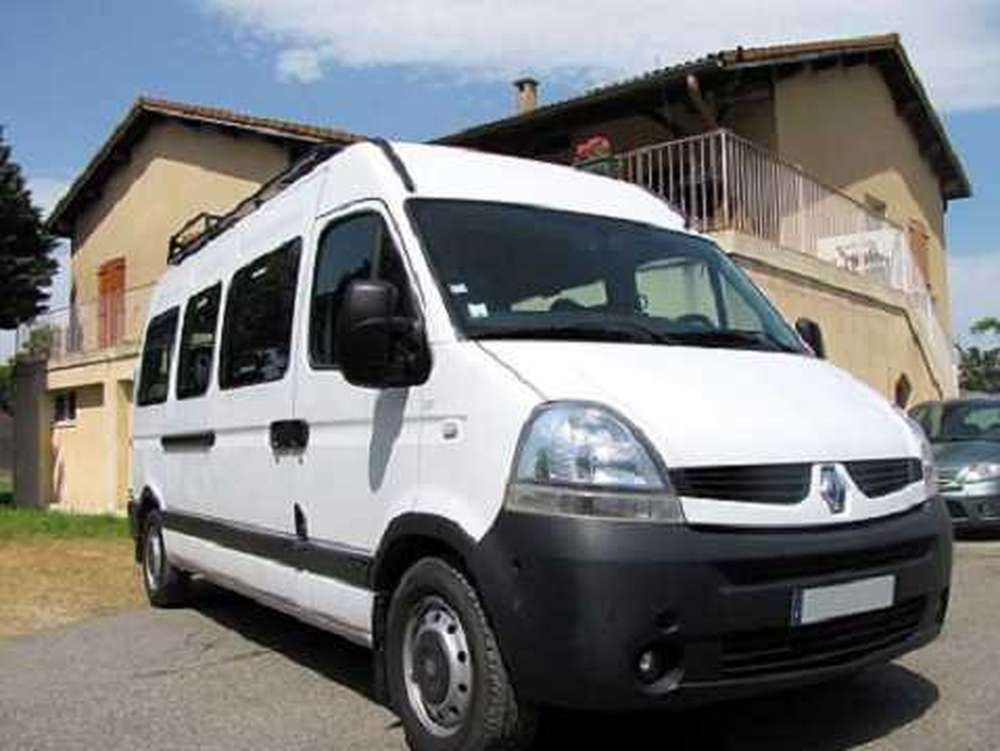 В России стартовали продажи обновленного микроавтобуса Renault Master