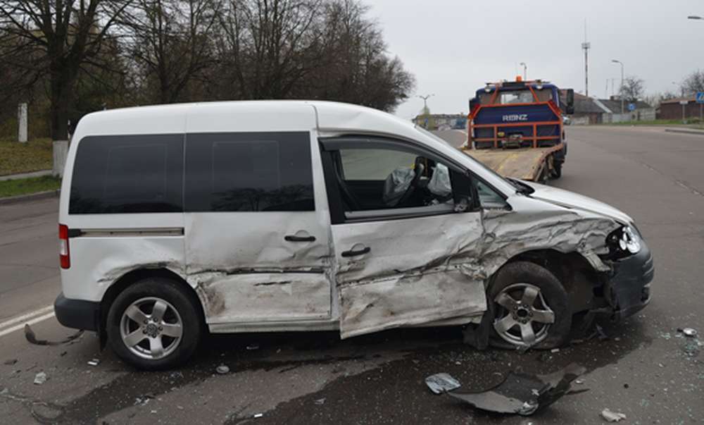 ДТП в Киеве: на Оросительной Volkswagen Caddy влобовую протаранил грузовик DAF