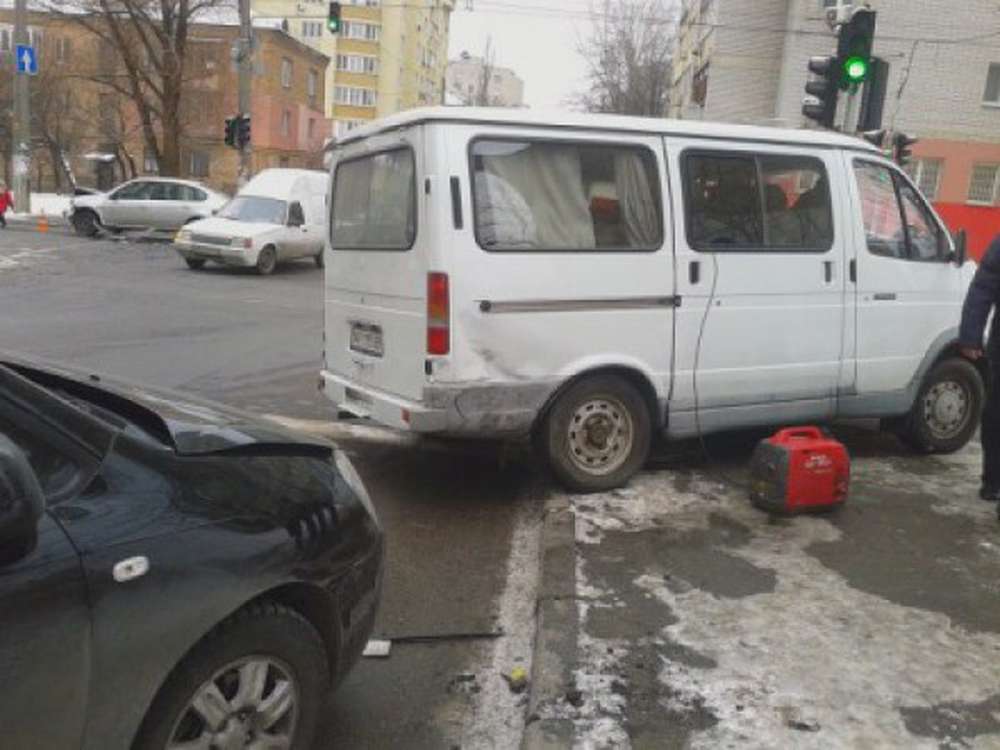В Киеве Газель с пассажирами попала в аварию, есть раненые