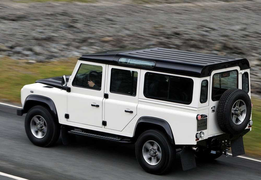 Land Rover прекратил продажи Defender в России