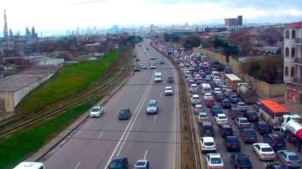 ДТП вызвало многокилометровую пробку в Баку