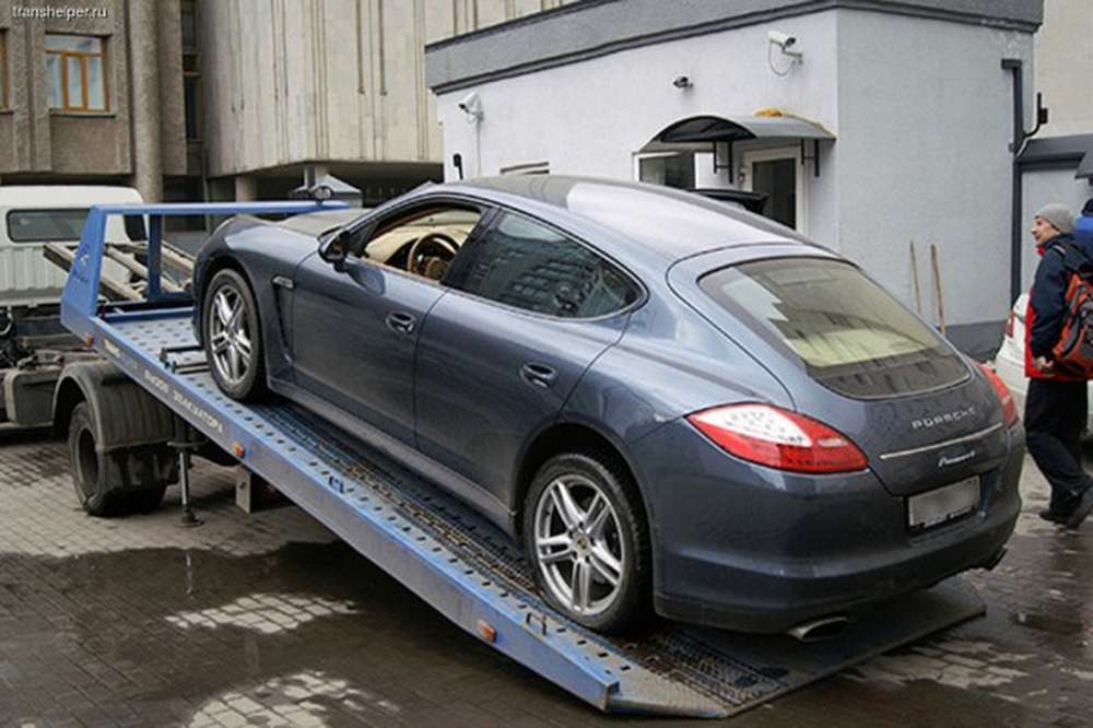 В Киеве с помощью эвакуатора похитили Porsche Panamera