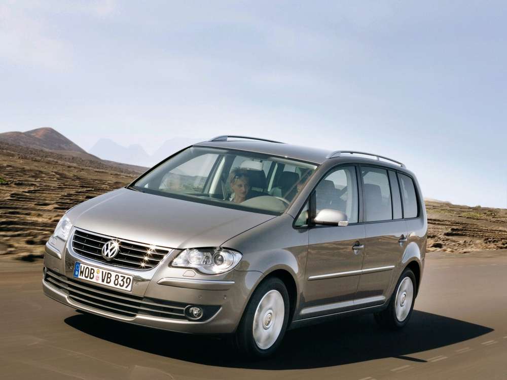 Новое поколение Volkswagen Touran заметили на тестах