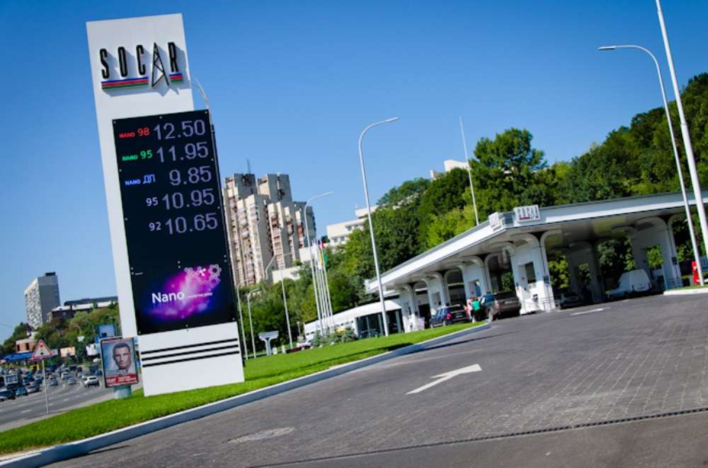 Mercedes-Benz влетел в здание SOCAR