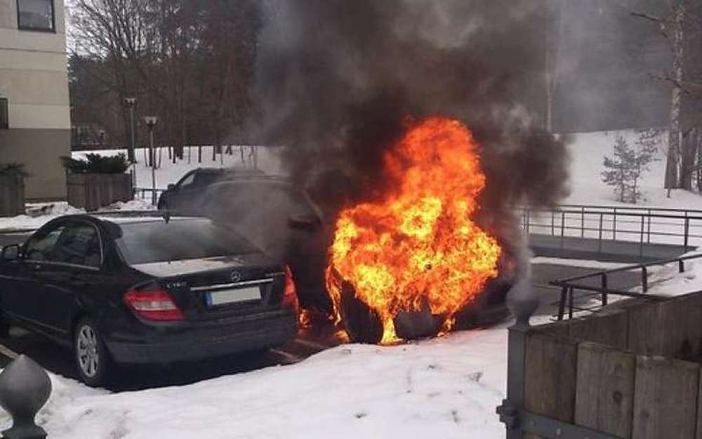 В центре Баку сгорел люксовый внедорожник