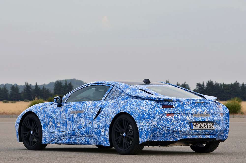 Журнал Top Gear признал автомобилем года гибридный спорткар BMW i8