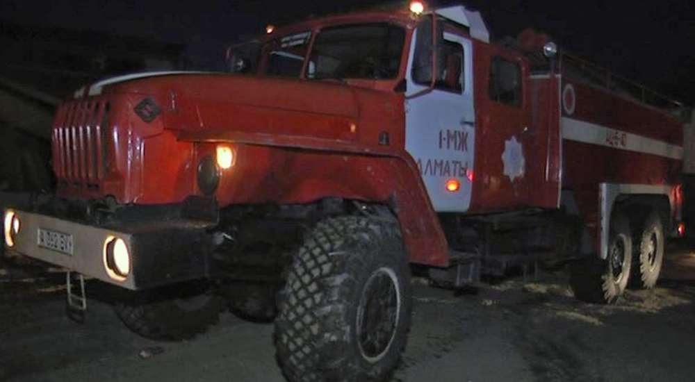 Пожар в Алматы: 5 авто сгорели на СТО