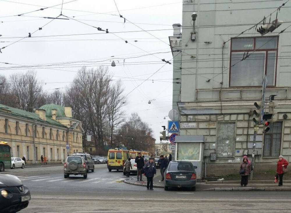 На Академика Лебедева иномарка врезалась в толпу пешеходов