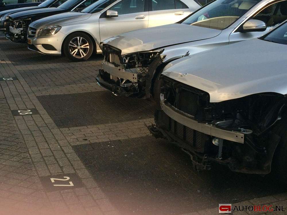 Грустное зрелище: новые Mercedes-Benz с вырванной оптикой в Голландии