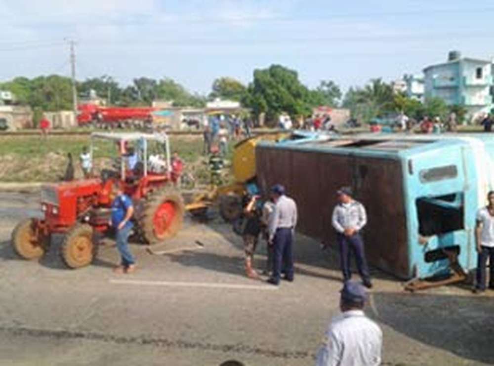 На Кубе автобус столкнулся с трактором, более 53 человек пострадали