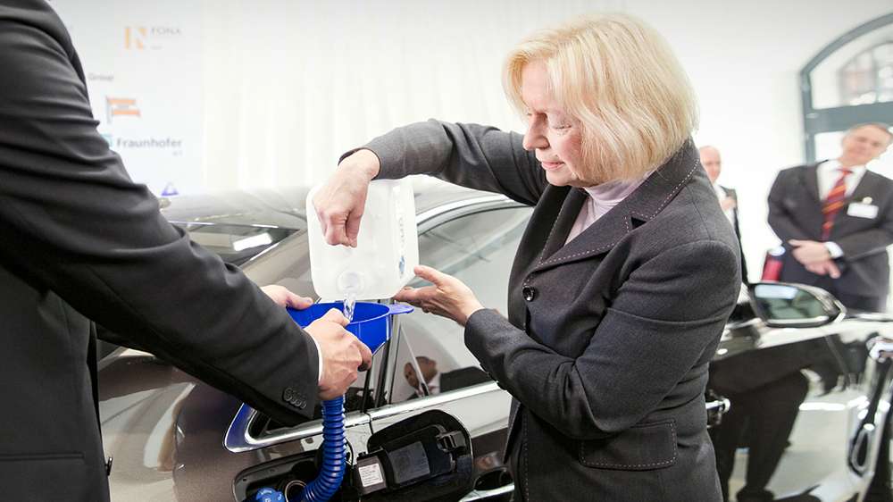 Первые литры экспериментальной солярки Audi достались министру науки Германии