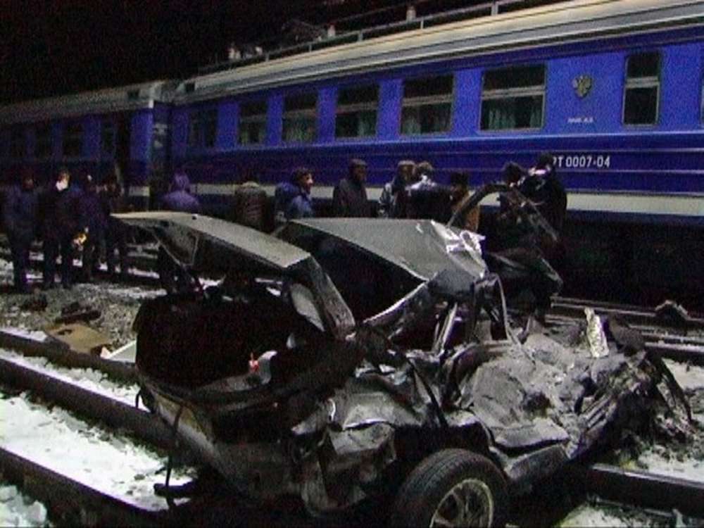 В Петербурге при столкновении электрички с машиной погибли три человека