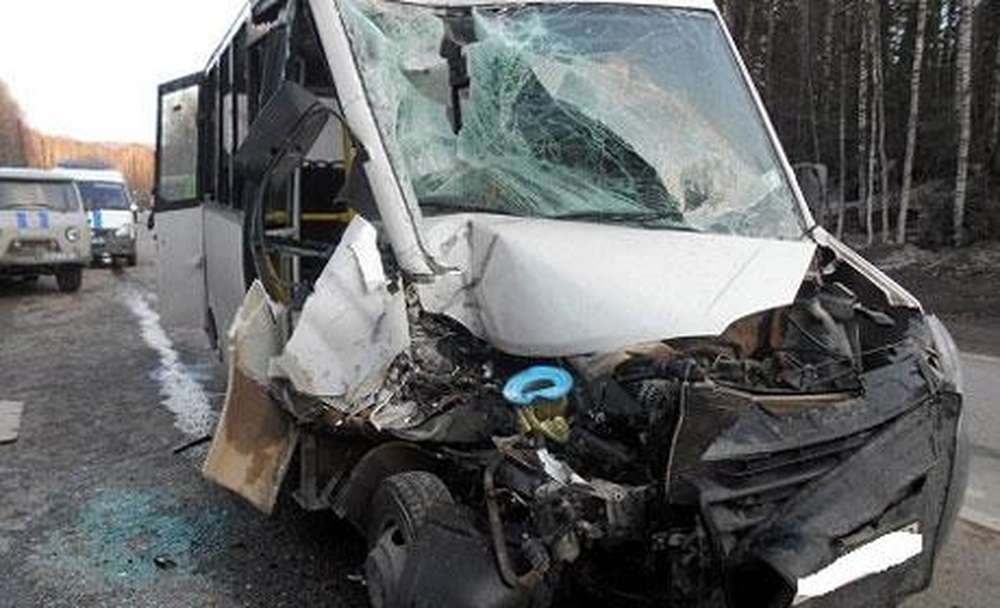 В Прикамье автобус с пассажирами врезался в Hyundai