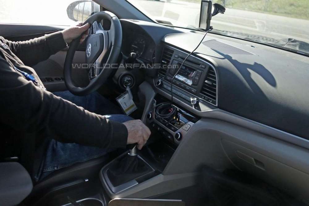 Новый седан Hyundai Elantra показал интерьер
