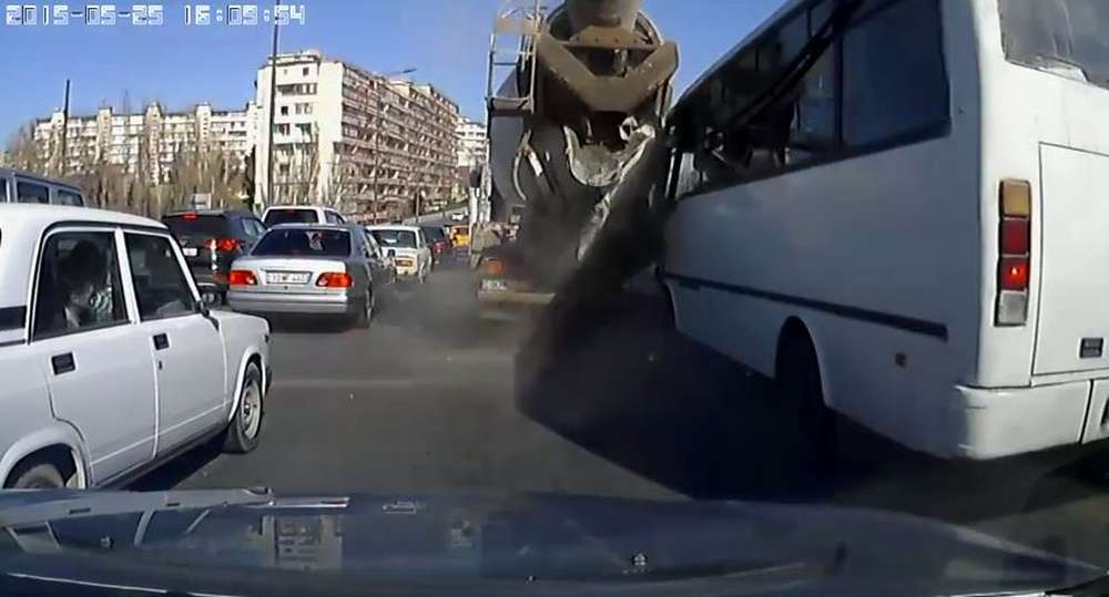 Пассажирский автобус устроил аварию в Баку