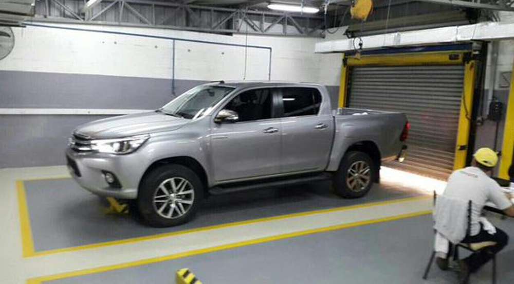 Папарацци продолжают рассекречивать пикап Toyota Hilux нового поколения