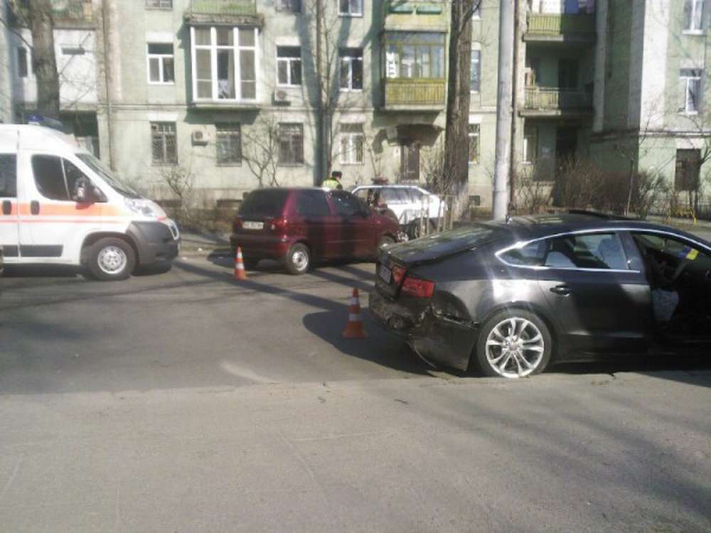 В Киеве пьяный водитель на Daewoo разбил Audi